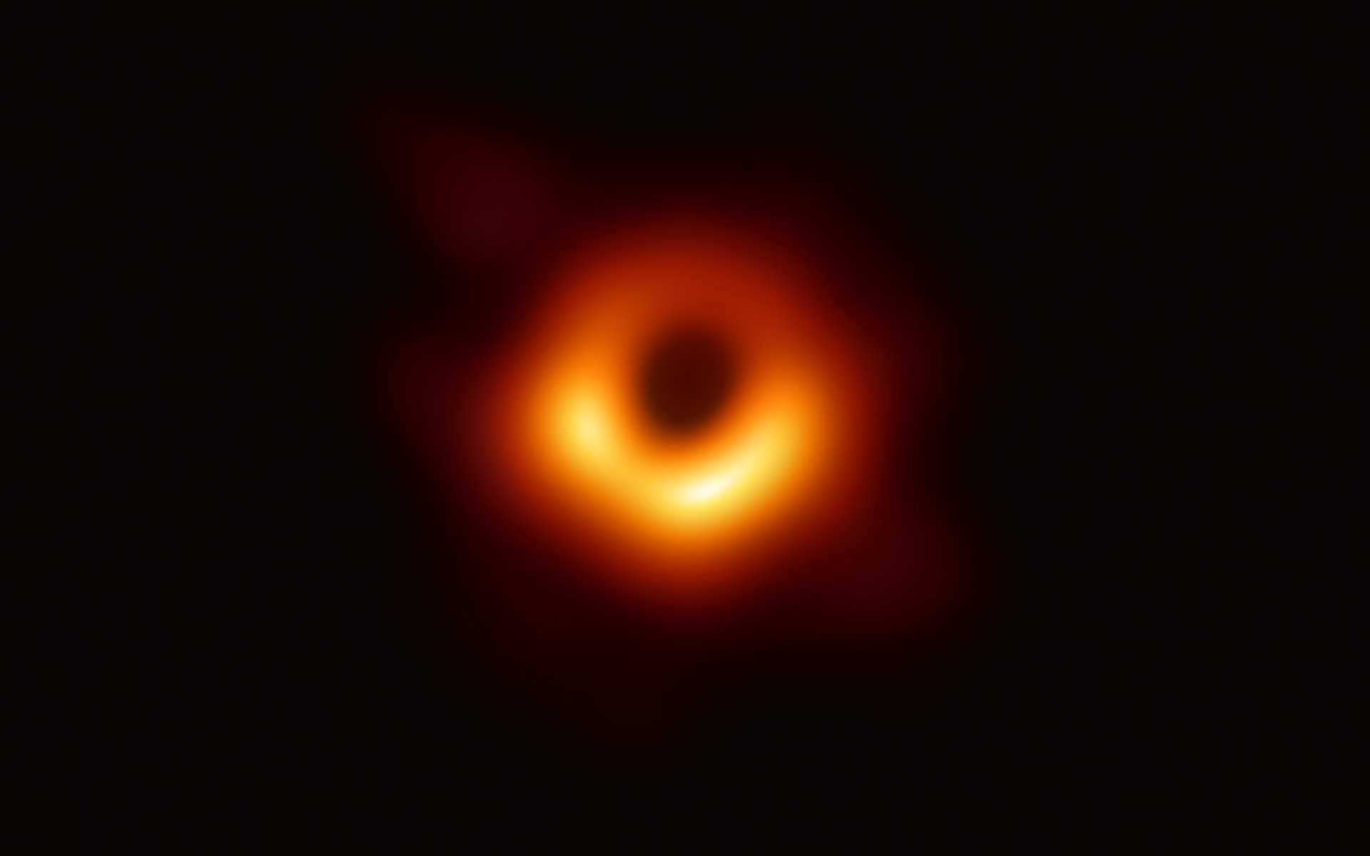 중심의 검은 부분은 블랙홀